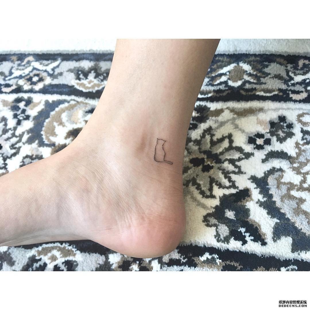 脚腕线条小猫纹身