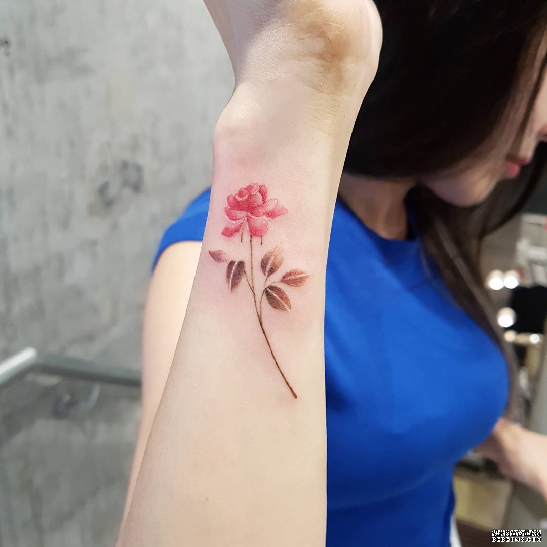 色彩花手腕纹身图案