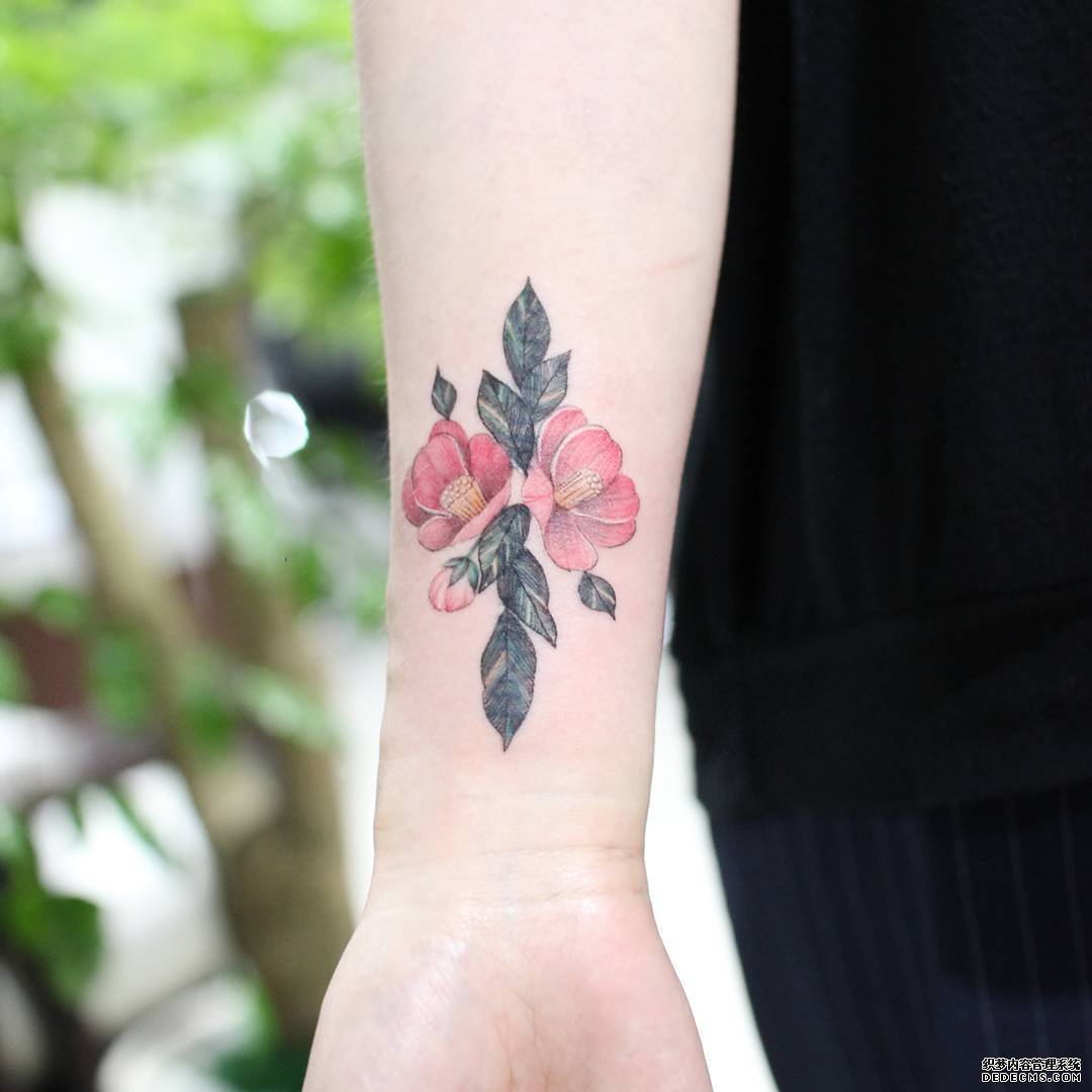 色彩花手腕纹身图案