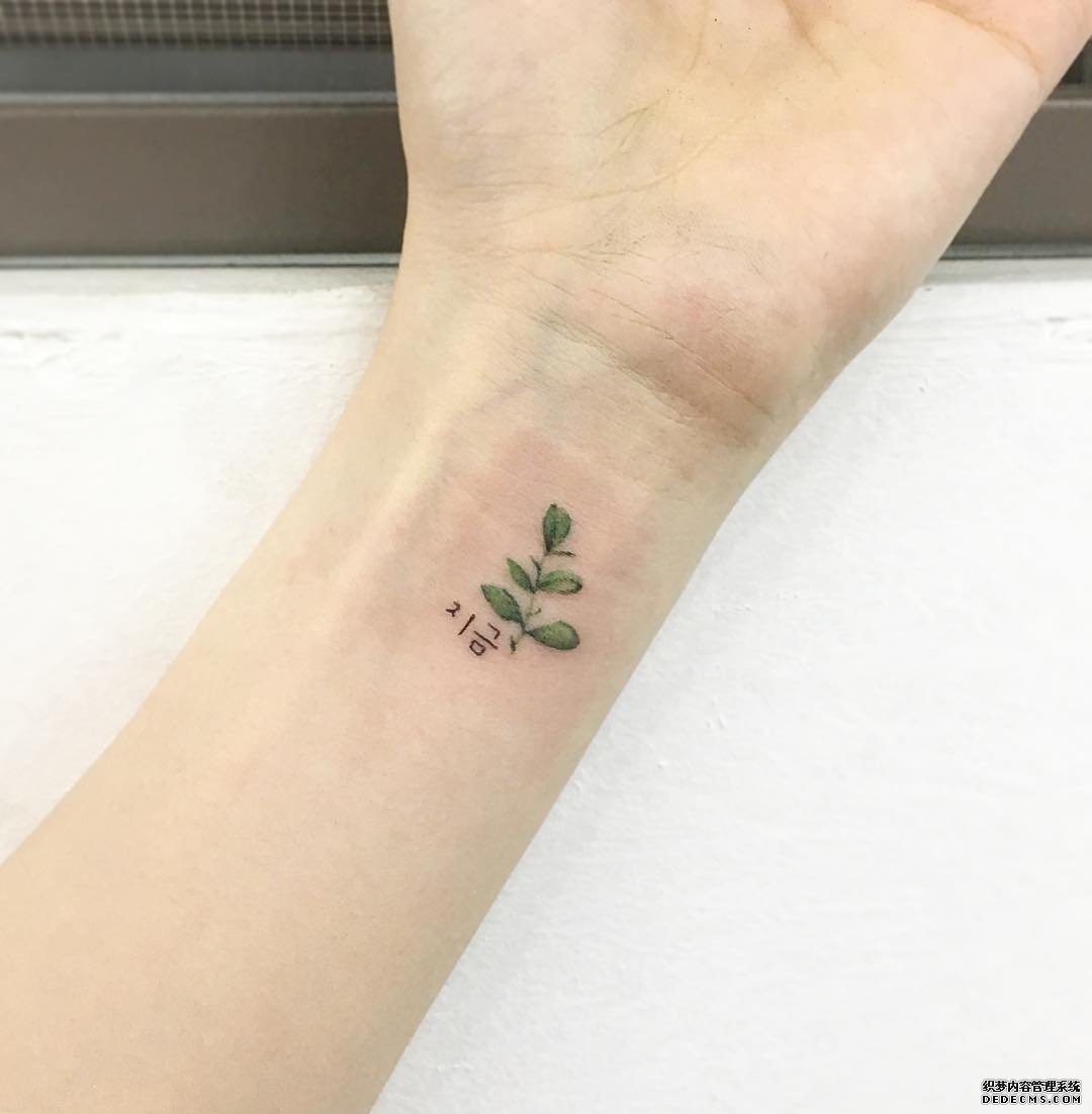 色彩树叶手腕纹身图案