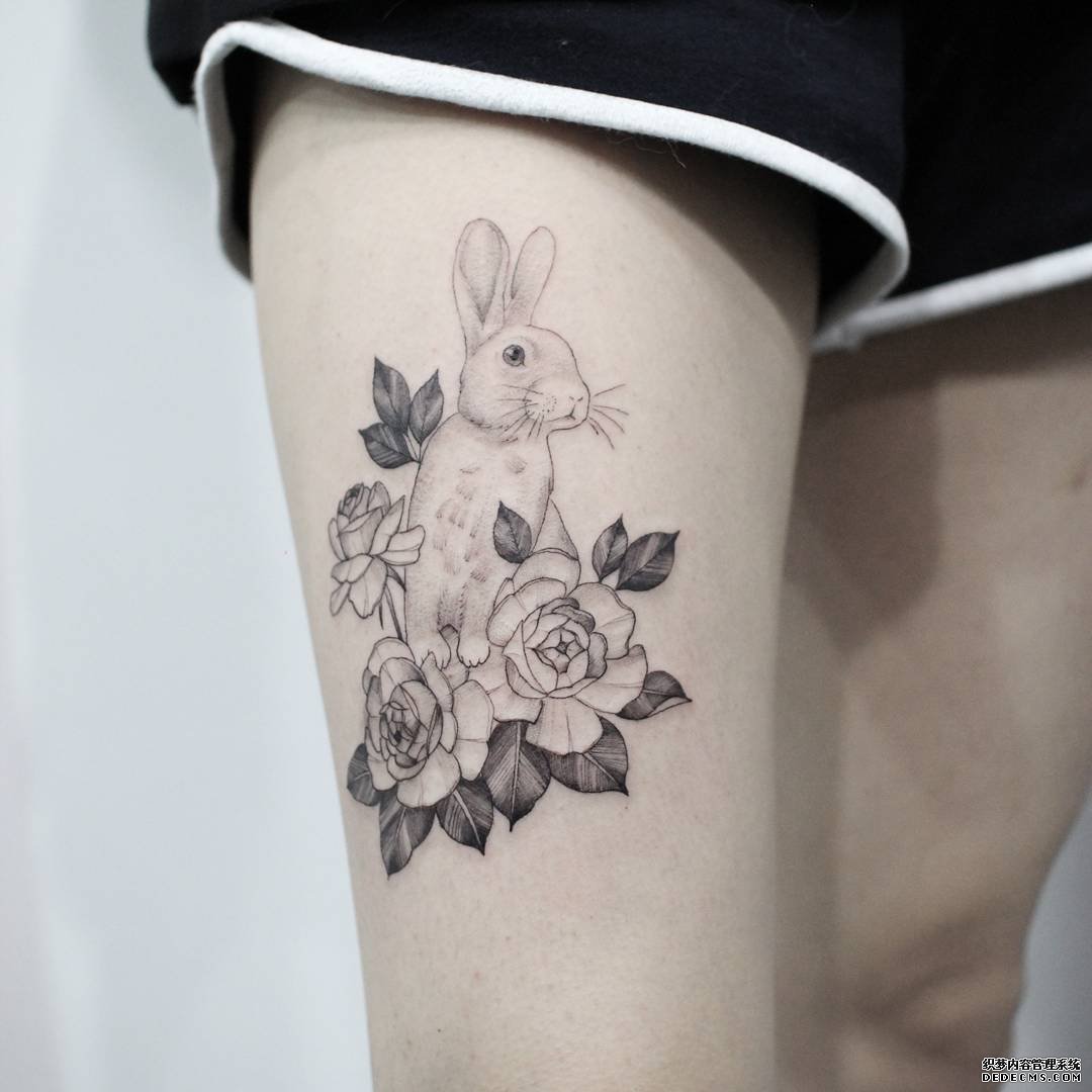 黑灰兔子花大腿纹身图案