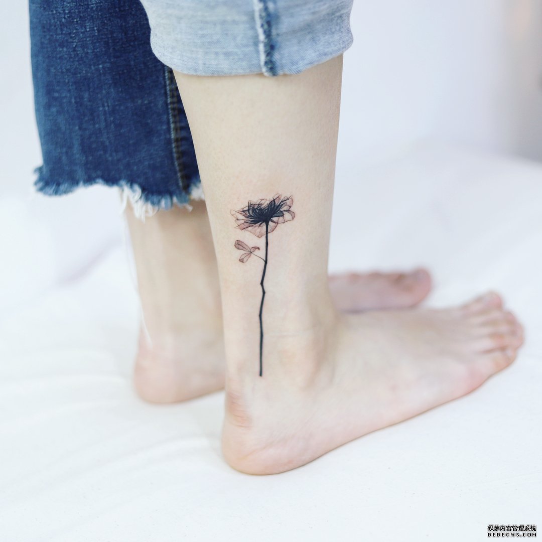 小腿黑灰花纹身