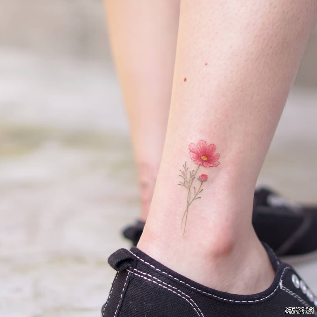小腿花卉纹身图案