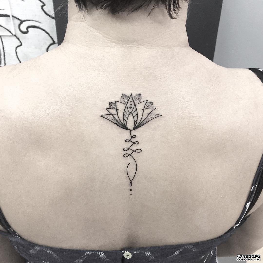 梵花线条后背纹身