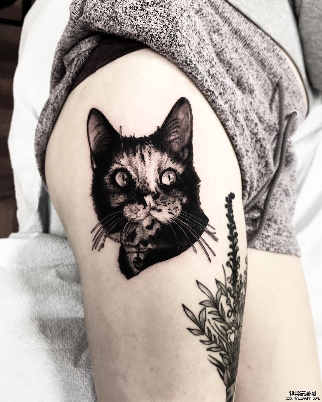 大腿黑灰猫咪纹身