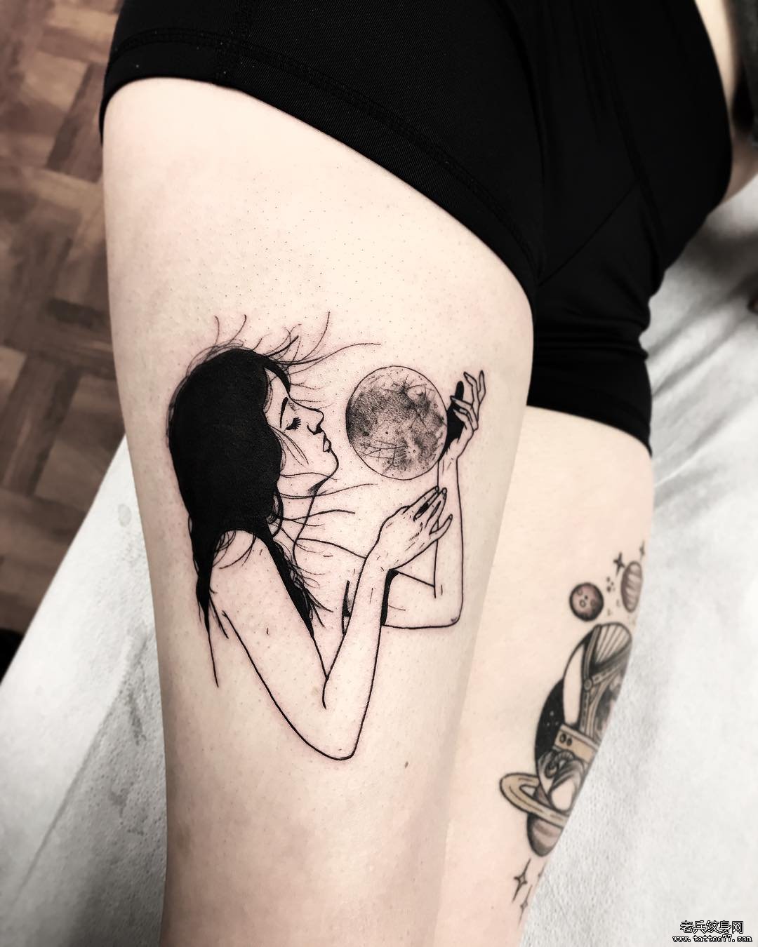 大腿简约女孩星球纹身