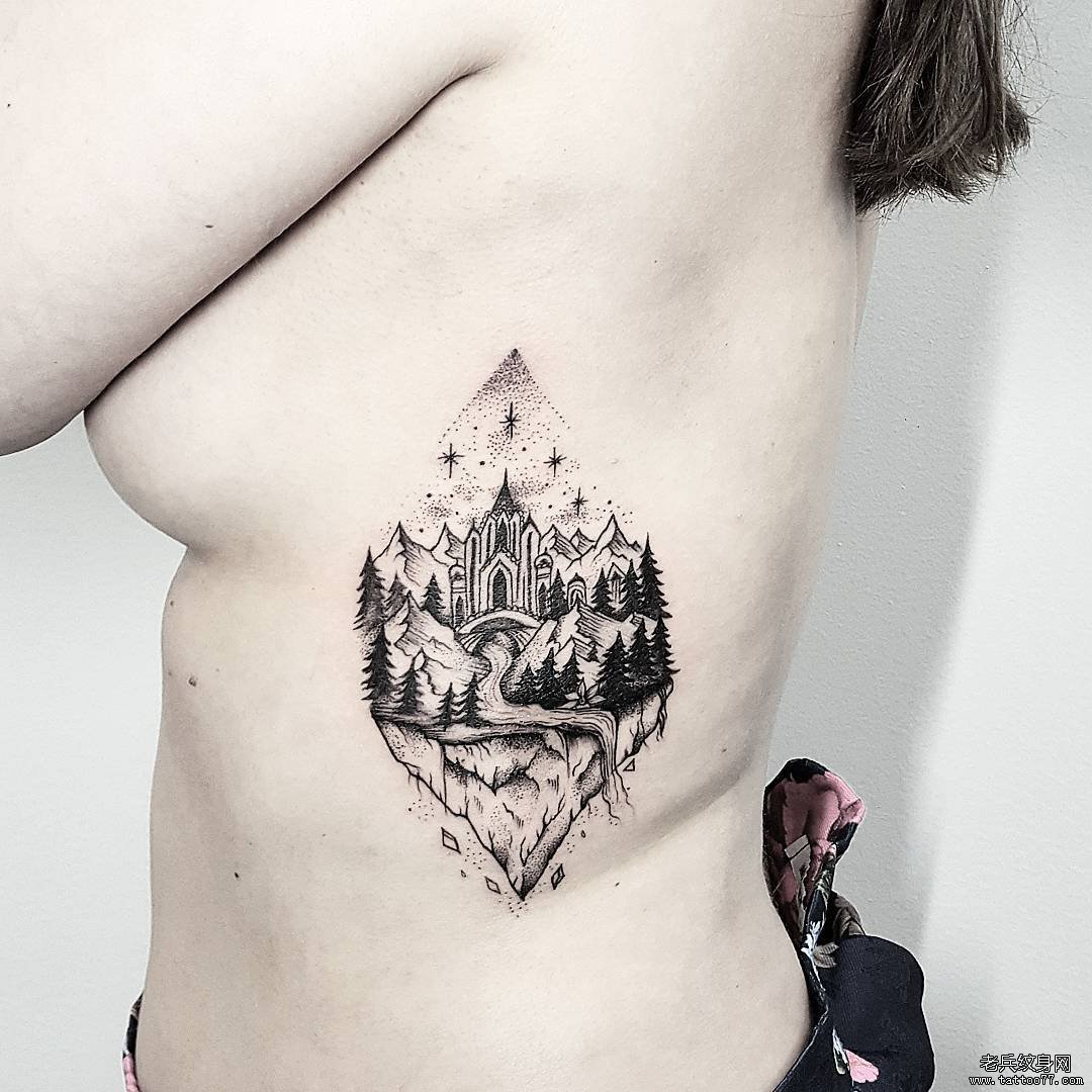 黑灰城堡树林侧腰纹身图案