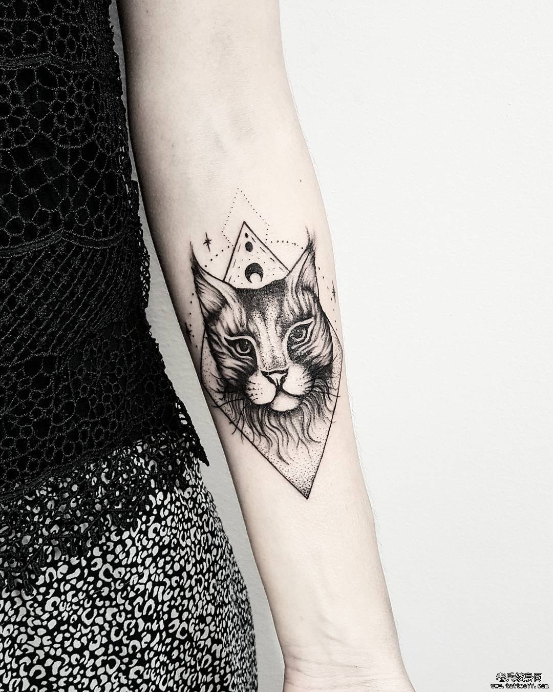 黑灰猫咪手臂tattoo图案