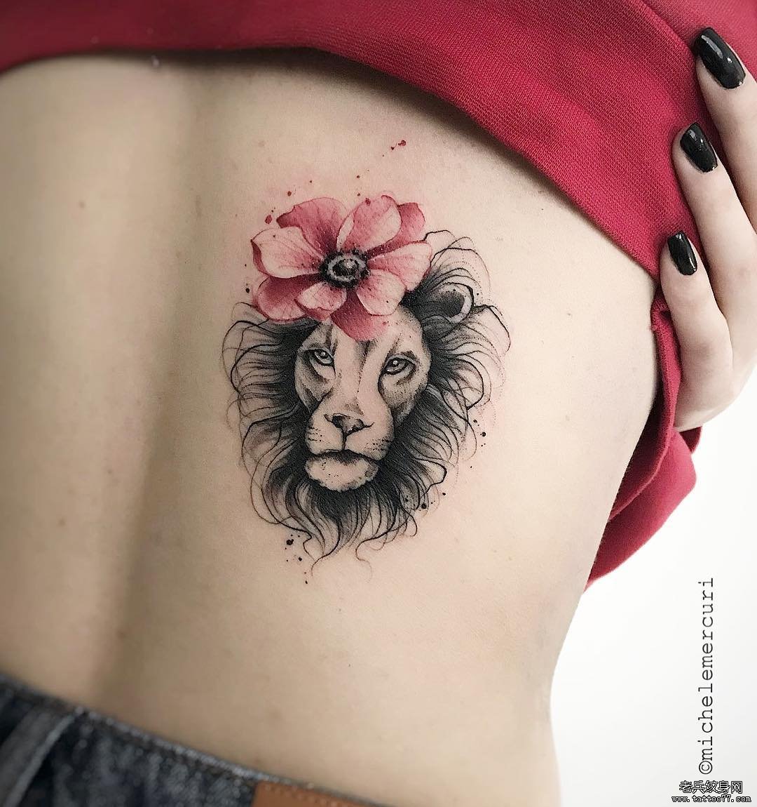 后腰狮子花朵纹身图案