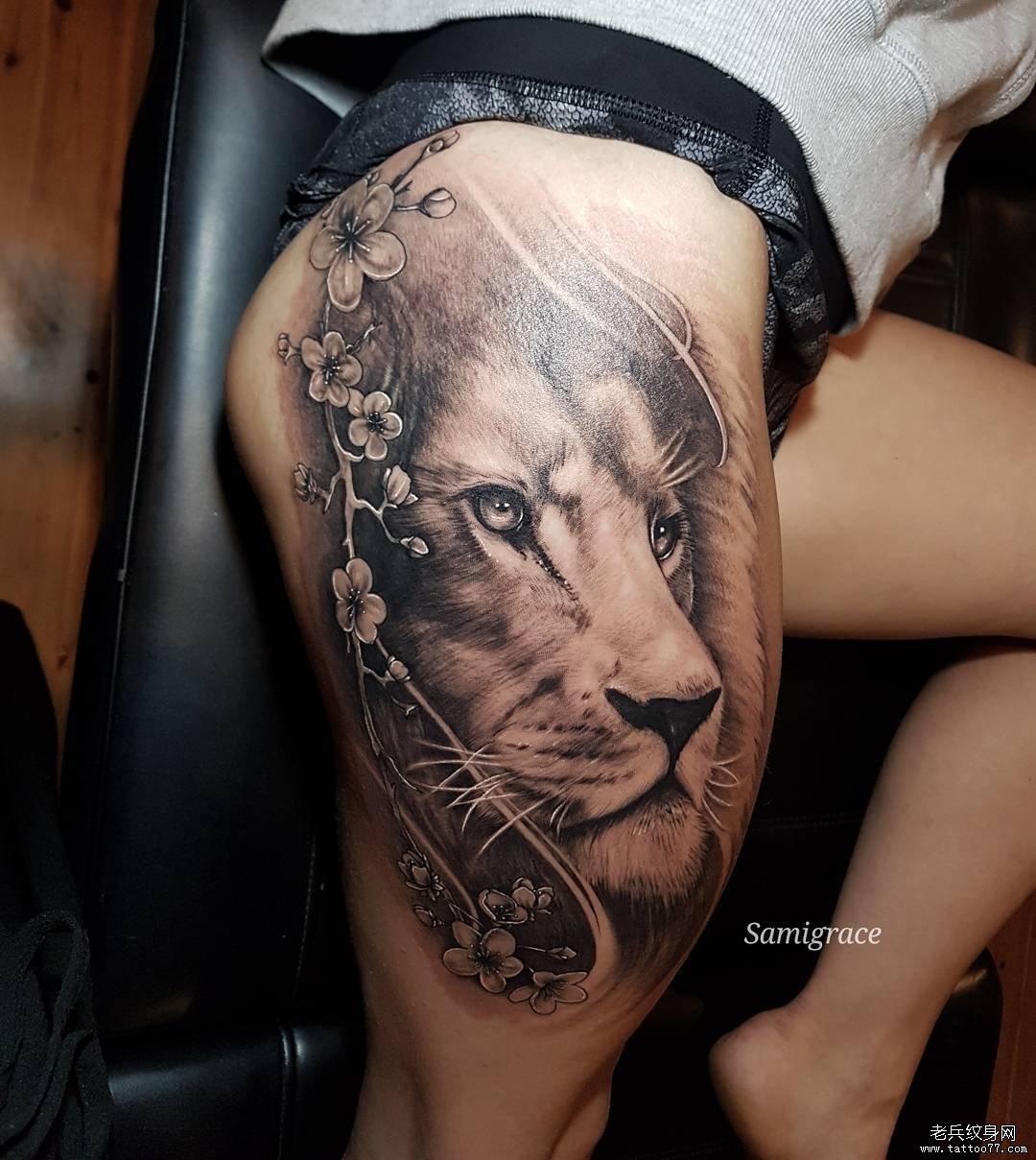 大腿黑灰花藤狮子纹身图案
