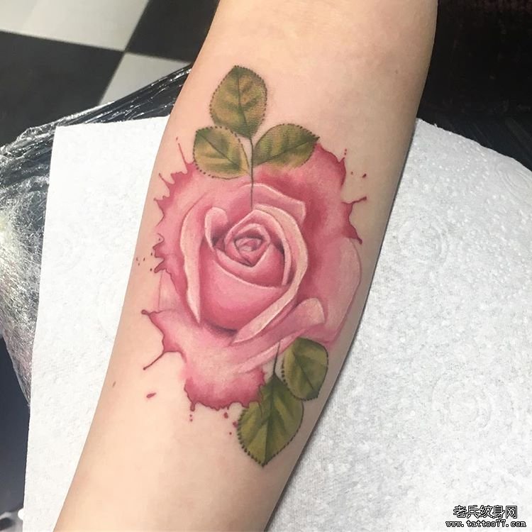 手臂色彩玫瑰花纹身