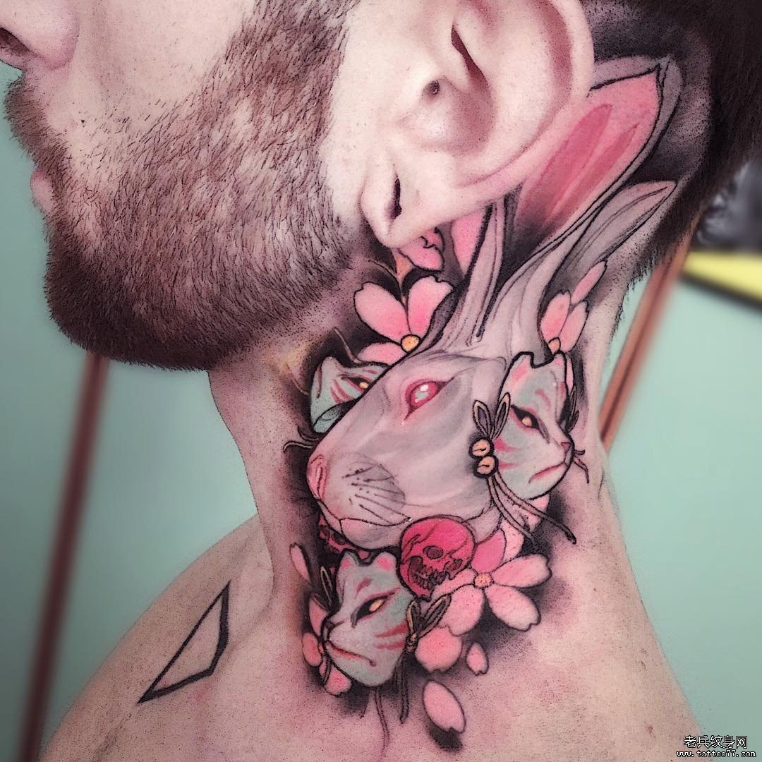 脖子粉色猫纹身图案