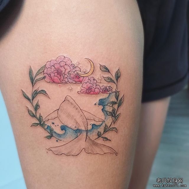 大腿色彩花环鲸纹身