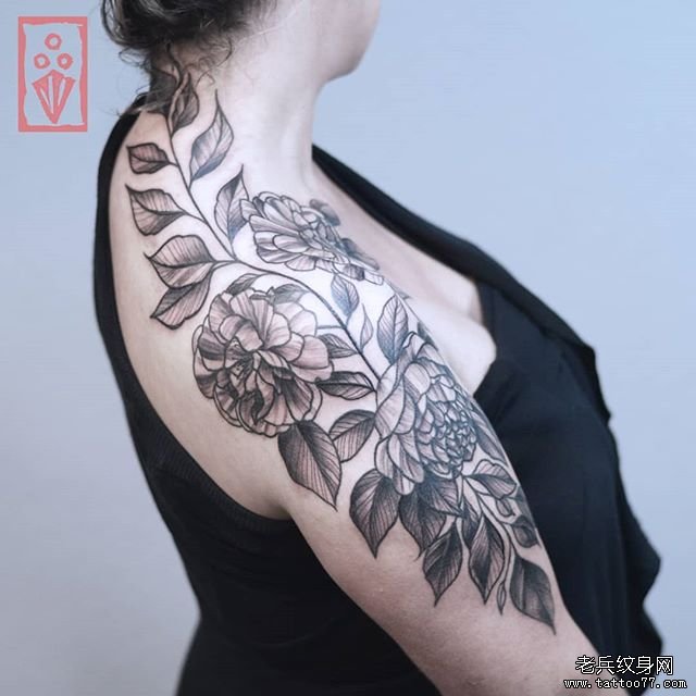 肩膀花卉纹身图案