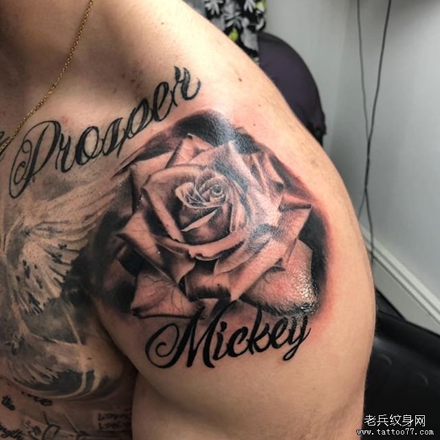 肩膀写实玫瑰花纹身图案