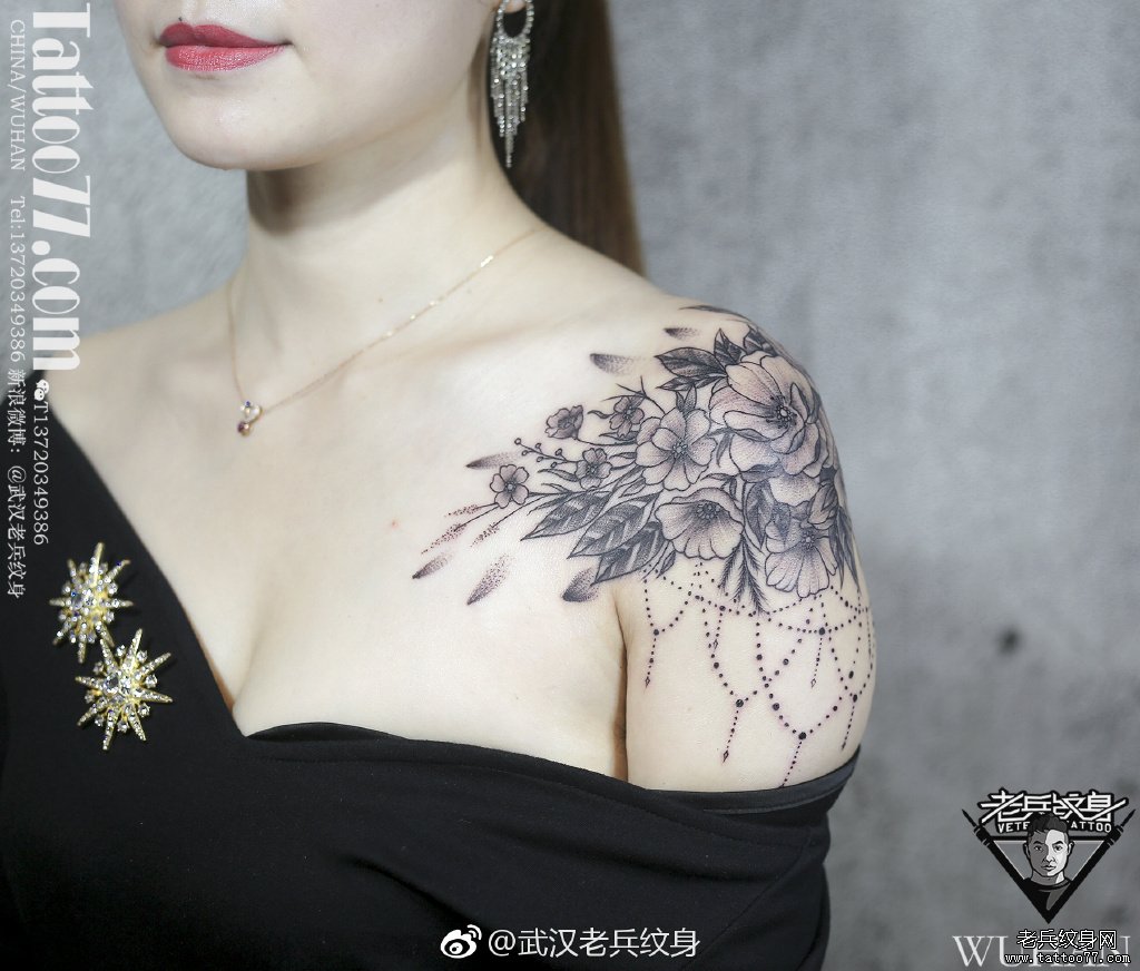 肩部花卉性感女生纹身作品