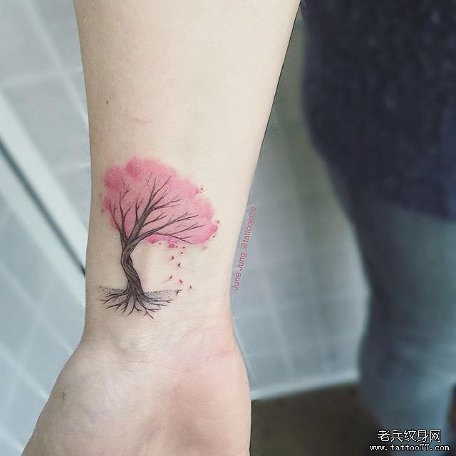 手腕色彩树纹身