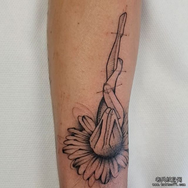 手臂菊花女孩纹身图案