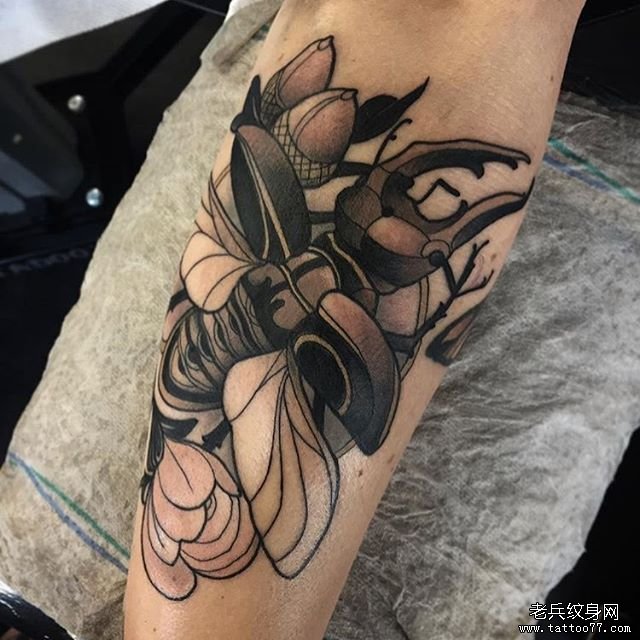 黑灰甲壳虫手臂tattoo图案