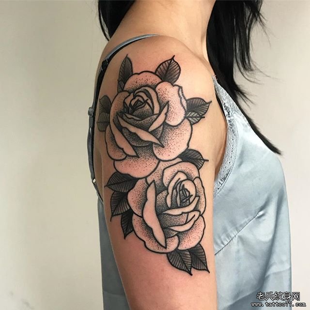 黑灰点刺玫瑰大臂tattoo图案