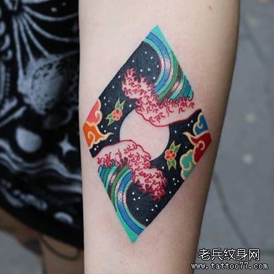 色彩浪花月亮手臂tattoo图案