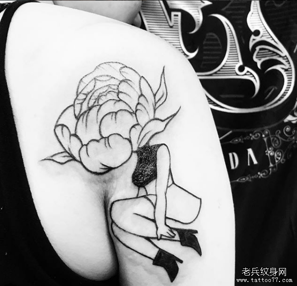 大臂牡丹美女纹身图案