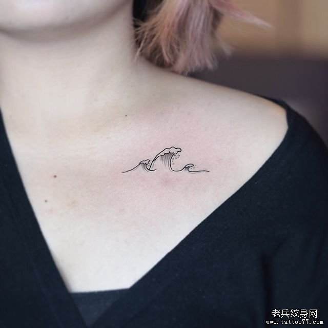 锁骨小清新浪花纹身图案