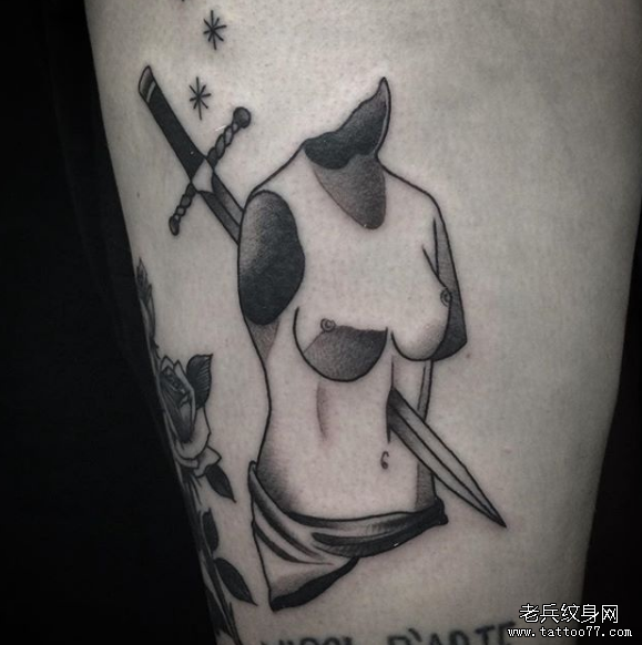 腿部美女剑纹身图案