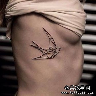 线条几何燕子侧腰纹身图案