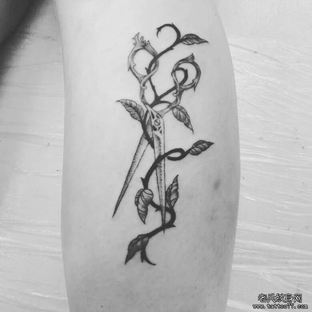 黑灰剪刀藤蔓小腿纹身图案