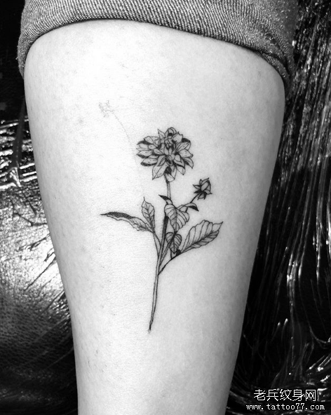 大腿花朵纹身图案