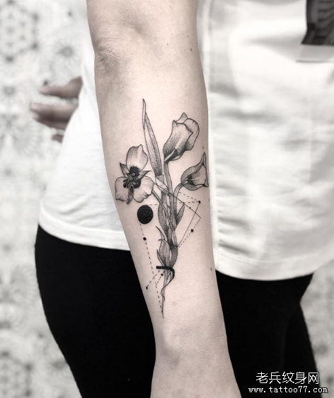 小臂花朵纹身图案