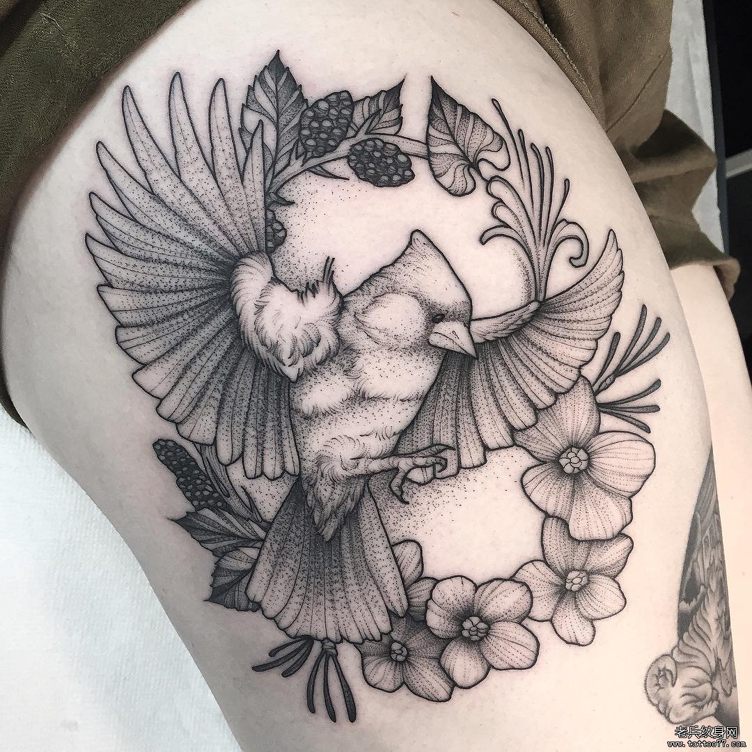 点刺小鸟花环大腿纹身图案