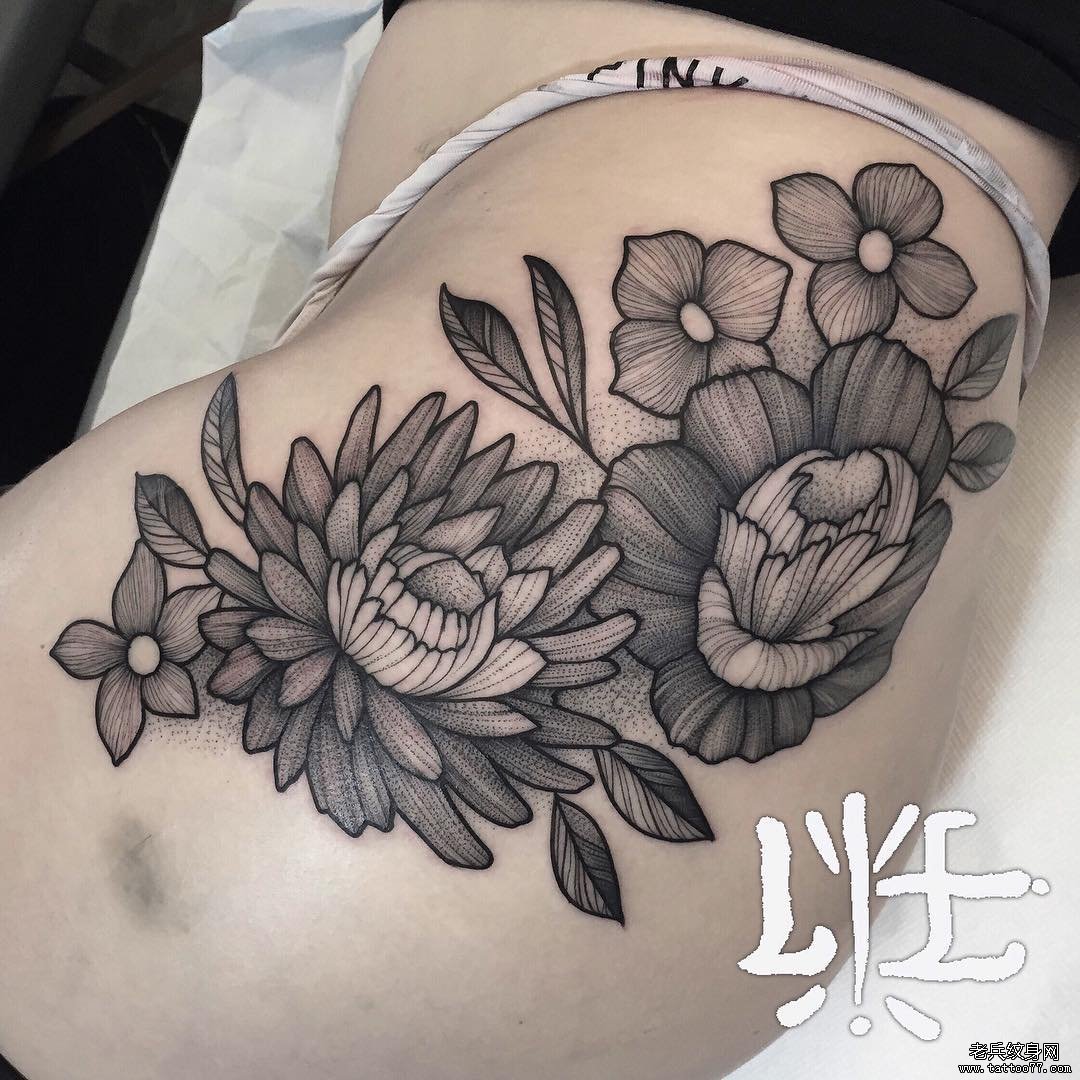 黑灰花朵大腿纹身图案