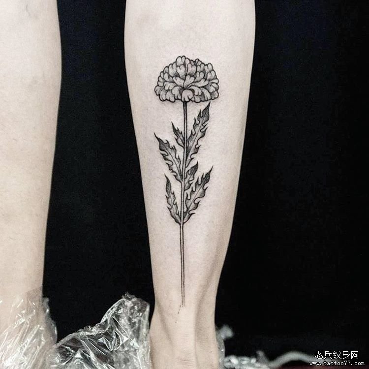 小腿黑灰花卉纹身