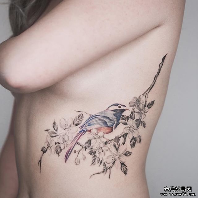 侧腰花朵鸟纹身图案
