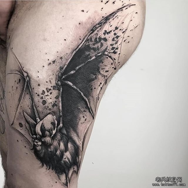 臀部蝙蝠纹身图案