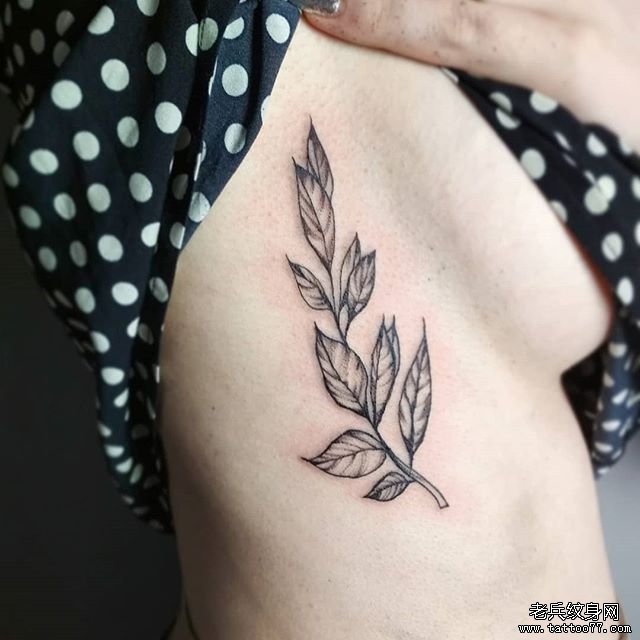 个性女生侧腰小清新树叶纹身图案