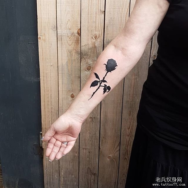 小臂个性暗黑玫瑰纹身图案