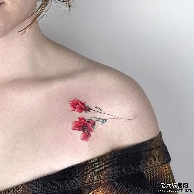锁骨色彩小花纹身图案