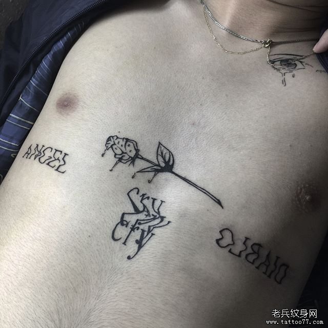 个性男生胸前极简线条玫瑰纹身图案