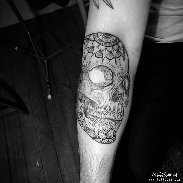 手臂个性黑灰骷髅纹身图案