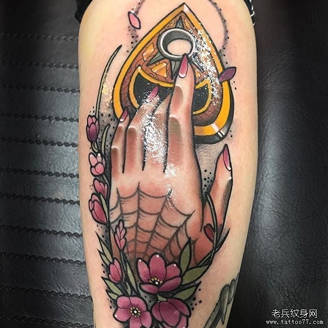 色彩手樱花纹身