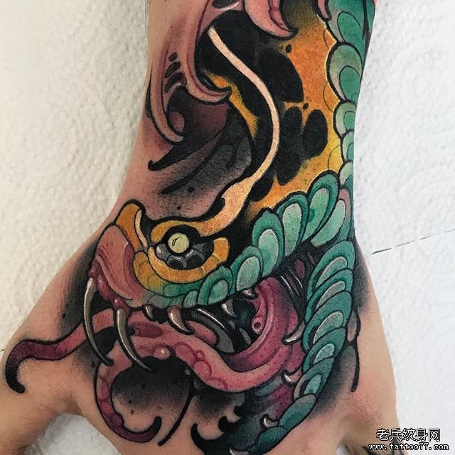 school手背蛇纹身图案
