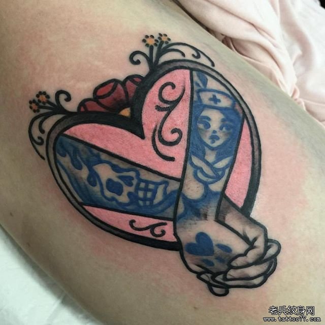 色彩爱心手纹身图案