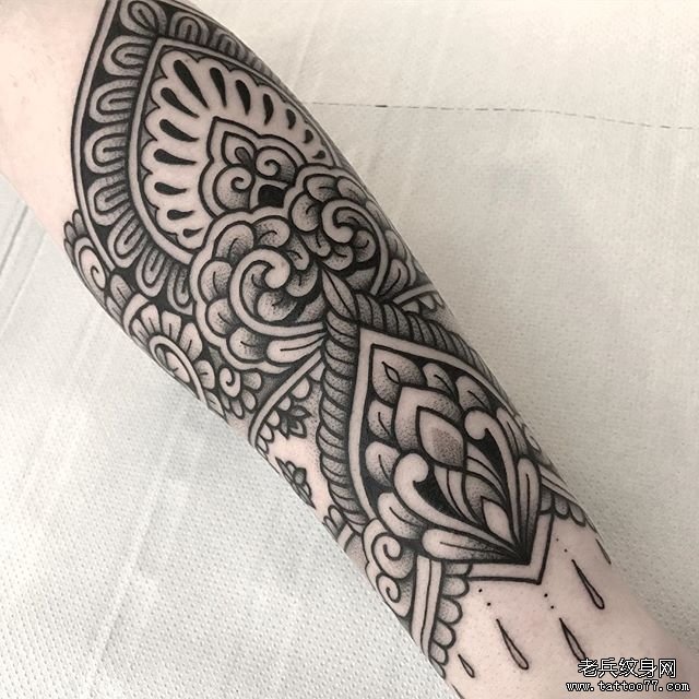 手臂梵花纹身图案
