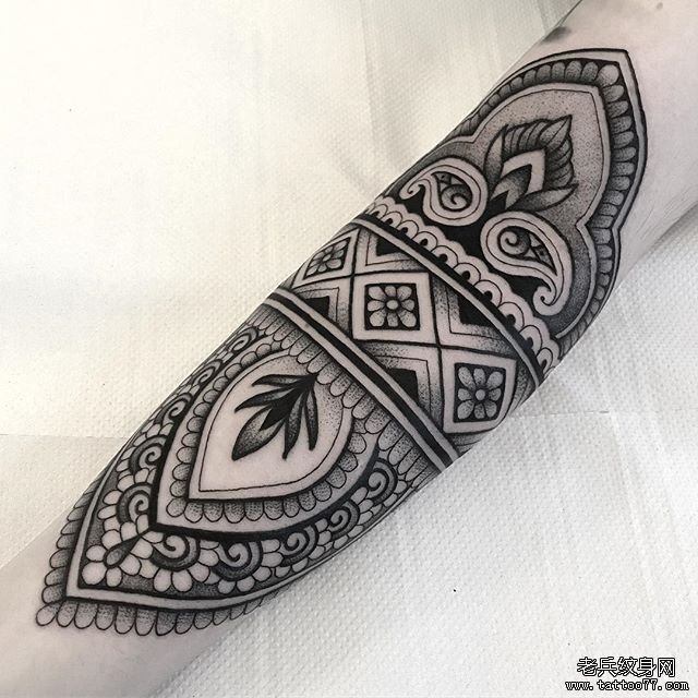 黑灰点刺梵花手臂纹身