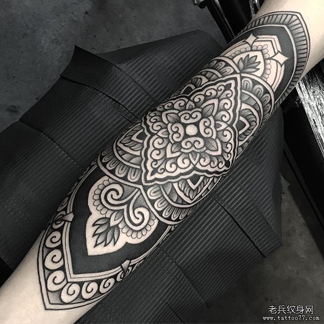 点刺梵花手臂纹身图案