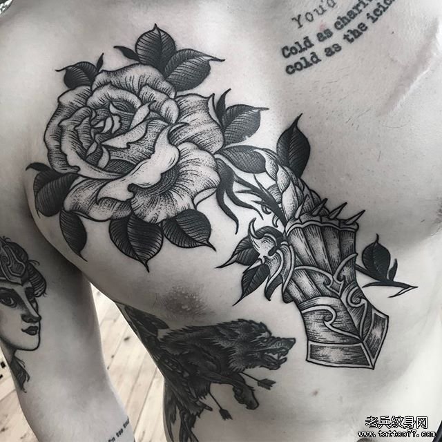 背部黑灰玫瑰纹身