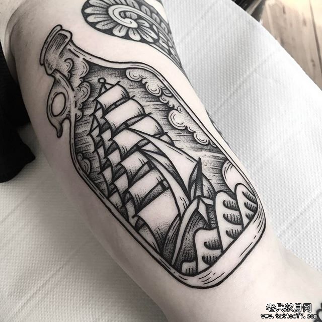 手臂漂流瓶帆船文身